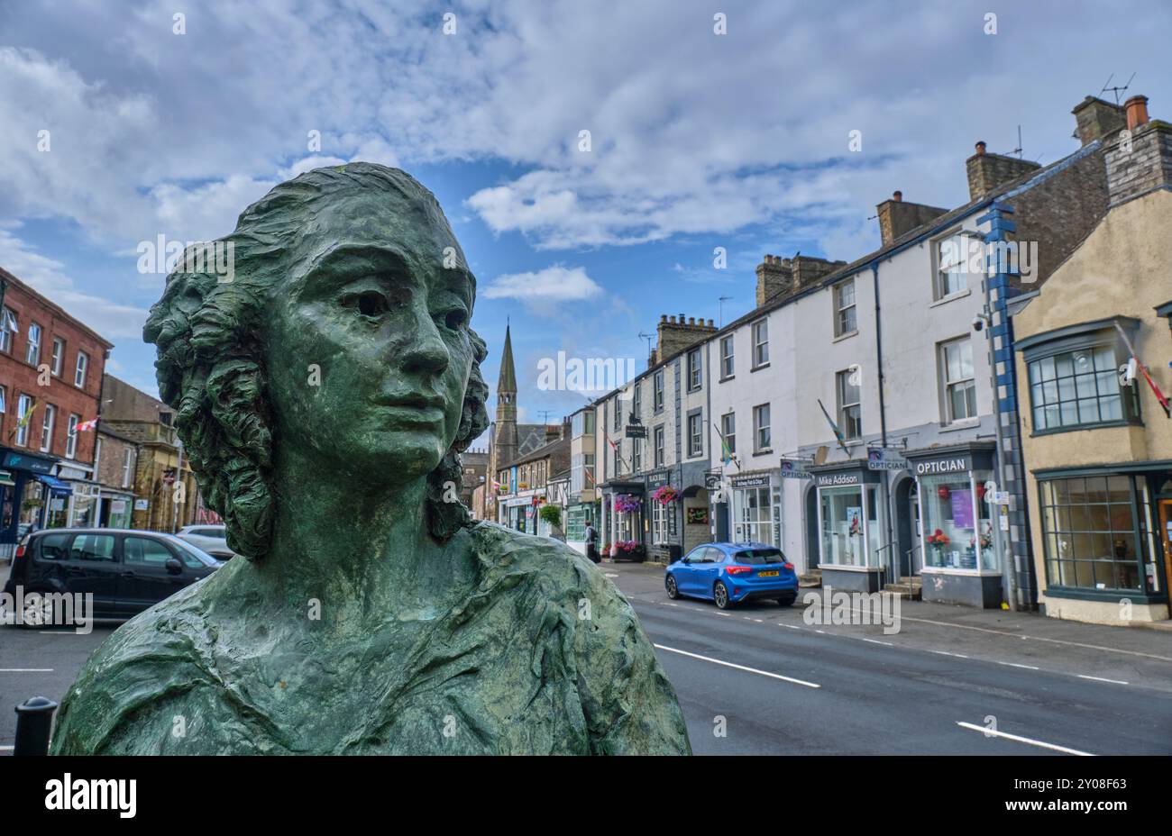 Sculpture Lady Anne Clifford dans Market Street, Kirkby Stephen, Cumbria Banque D'Images