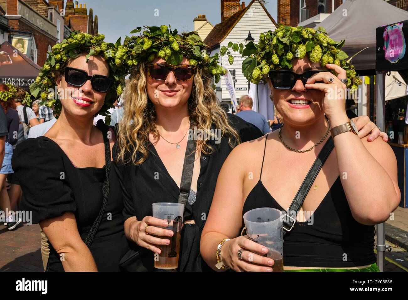 Faversham, Kent, Royaume-Uni. 01 Sep, 2024. De nombreux visiteurs portent des couronnes en houblon. Le célèbre festival annuel de Faversham Hop attire des milliers de visiteurs célébrant le meilleur du houblon, de la récolte et de la musique sous le magnifique soleil du Kent. Crédit : Imageplotter/Alamy Live News Banque D'Images