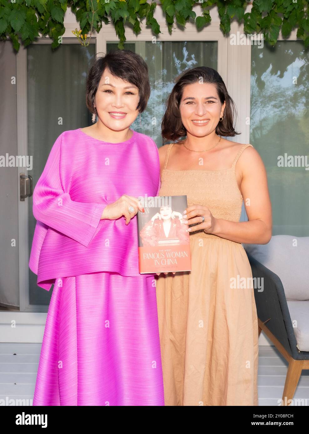 Yue-SAI Kan et Sequoia Schmidt assistent à la soirée de lancement du livre de Yue-SAI Kan pour « la femme la plus célèbre de Chine » dans une résidence privée à Southampton, NY, le 30 août 2024. (Photo de David Warren /Sipa? USA) crédit : Sipa USA/Alamy Live News Banque D'Images