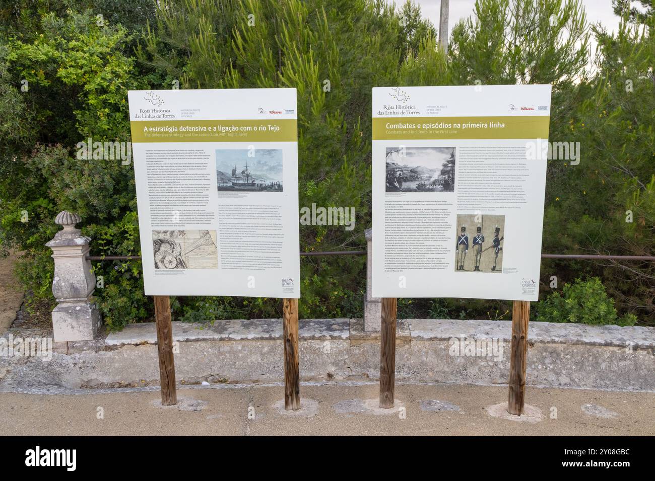 Deux panneaux d'information montrant l'histoire des lignes du système défensif torres vedras, construit pour défendre lisbonne pendant les guerres napoléoniennes Banque D'Images