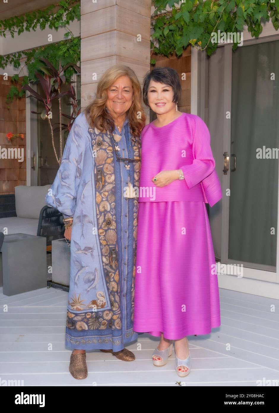 Fern Mallis et Yue-SAI Kan assistent à la fête de lancement du livre de Yue-SAI Kan pour « la femme la plus célèbre de Chine » dans une résidence privée à Southampton, NY, le 30 août 2024. (Photo de David Warren /Sipa? USA) crédit : Sipa USA/Alamy Live News Banque D'Images