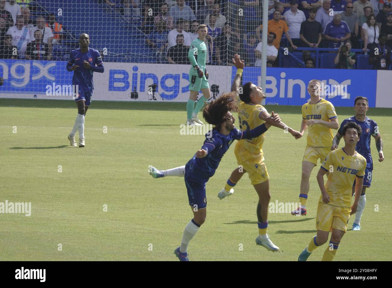 Chelsea vs Crystal Palace, premier League, Stamford Bridge, Fulham, Londres, ROYAUME-UNI. 1er septembre 2024. Une bousculade dans la moitié de Chelsea comme Palace Attack. Cucurella affronte PalaceÕs Daniel Munoz ; Chelsea Football Club vs Crystal Palace Football Club dans le troisième match de la saison 2024/25 de premier League à Stamford Bridge. Crédit : Motofoto/Alamy Live News crédit : Motofoto/Alamy Live News Banque D'Images