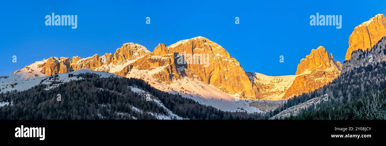 Dolomites panorama Val di Fassa région, Trentin, Italie au crépuscule en hiver Banque D'Images