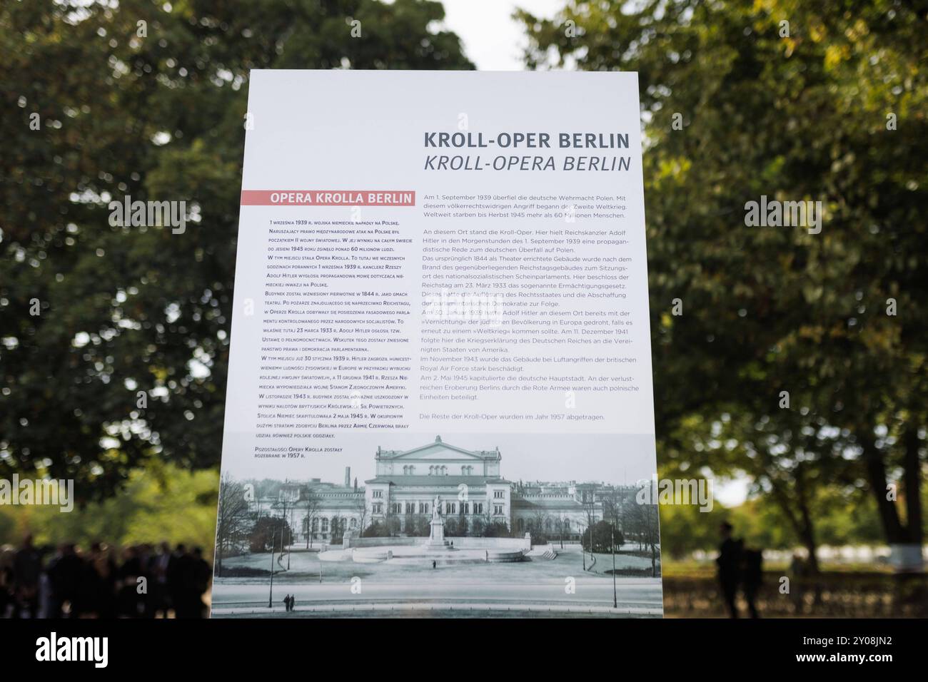 Informationstafel der Kroll-Oper Berlin aufgenommen im Rahmen einer Erinnerungsveranstaltung an den Jahrestag des deutschen Ueberfalls auf Polen in Berlin, 01.09.2024. Fotografiert im Auftrag des Auswaertigen AMTES. Berlin Deutschland *** panneau d'information de l'Opéra Kroll Berlin pris lors d'un événement commémoratif à l'occasion de l'anniversaire de l'invasion allemande de la Pologne à Berlin, 01 09 2024 photographié pour le compte du ministère des Affaires étrangères Berlin Allemagne Copyright : xKiraxHofmann/AA/photothek.dex Banque D'Images