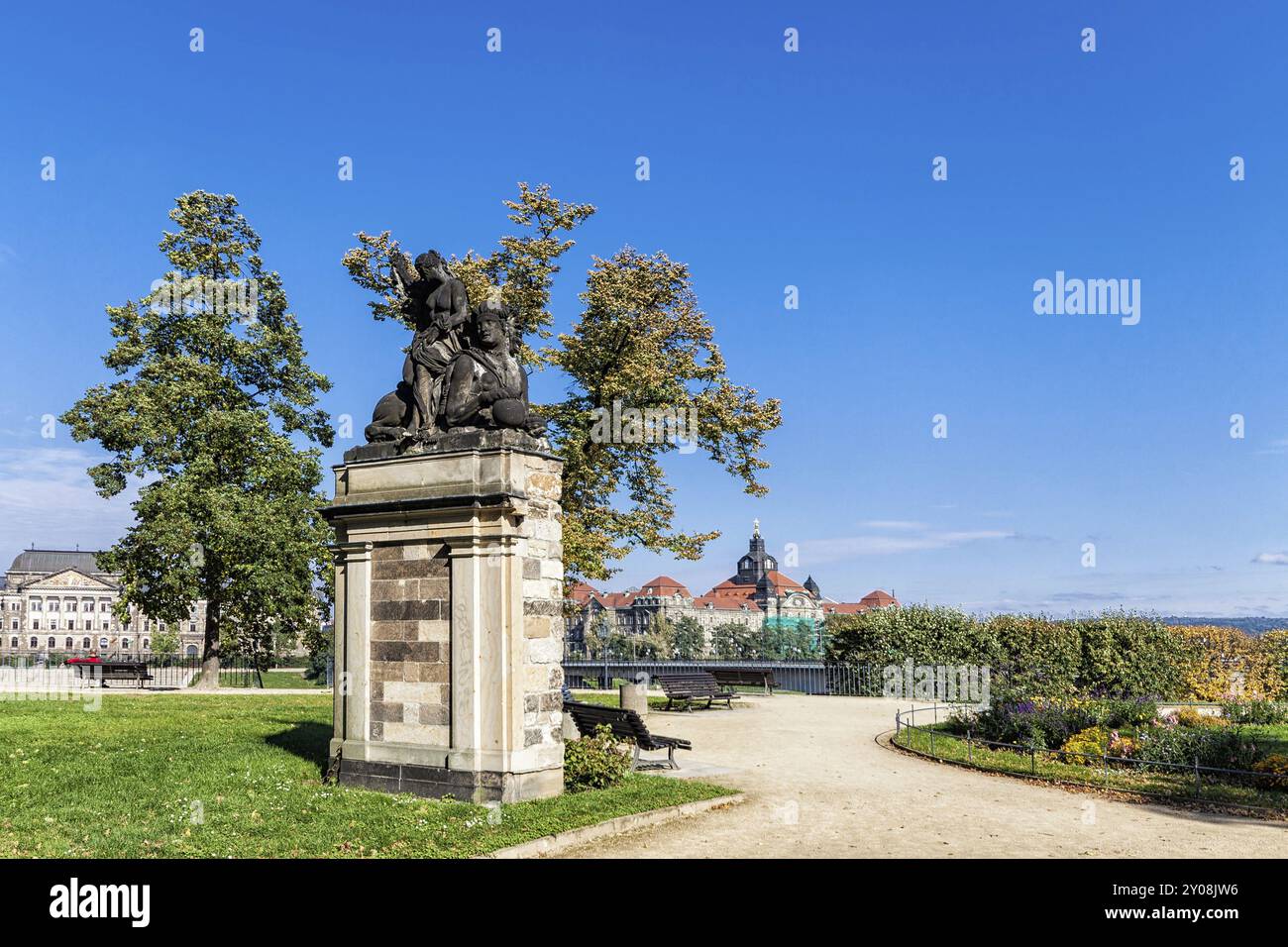 Parc avec statue à Dresde Banque D'Images