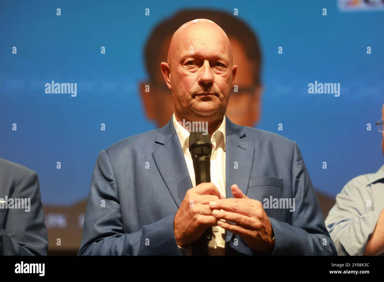 Erfurt, Allemagne. 01 Sep, 2024. Thomas Kemmerich (FDP), président du parti d'Etat et candidat principal de son parti pour les élections d'Etat en Thuringe, réagit aux premières prévisions des résultats des élections en Thuringe au parti électoral FDP à DasDie. Les élections d'État en Thuringe ont eu lieu dimanche. Crédit : Michael Reichel/dpa/Alamy Live News Banque D'Images