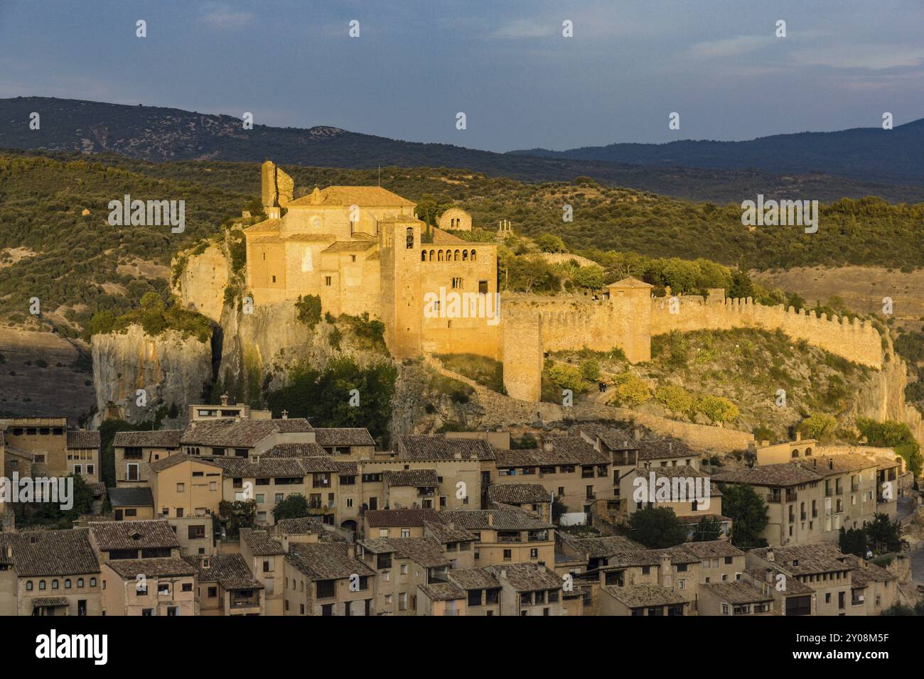 Colegiata-castillo Santa Maria la Mayor, fortaleza, construcida en el siglo ix por Jalaf ibn Rasid, Alquezar, Monumento Historico Artistico Nacional, m Banque D'Images