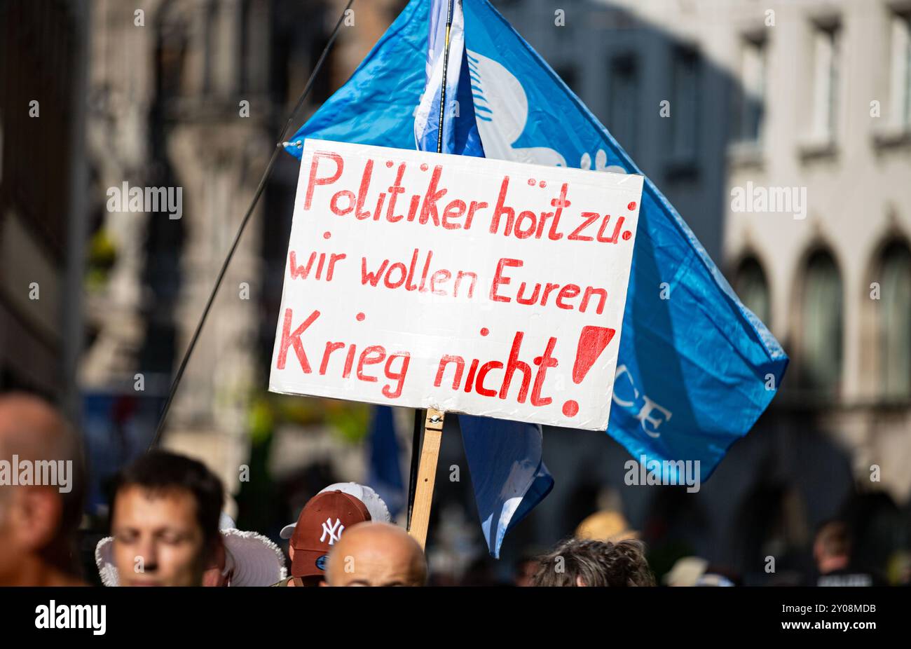 Munich, Allemagne. 01 Sep, 2024. Des milliers de personnes se sont rassemblées le 1er septembre 2024, à l'occasion du 85e anniversaire de l'invasion de la Pologne par l'Allemagne nazie et donc du début de la seconde Guerre mondiale, pour participer à la manifestation organisée par l'idéologie conspirationniste Munich se lève. Selon leurs propres déclarations, ils exigent, entre autres, la fin des sanctions contre la Russie, le non-déploiement de missiles à moyenne portée et l'absence de livraisons d'armes. (Photo de Alexander Pohl/Sipa USA) crédit : Sipa USA/Alamy Live News Banque D'Images