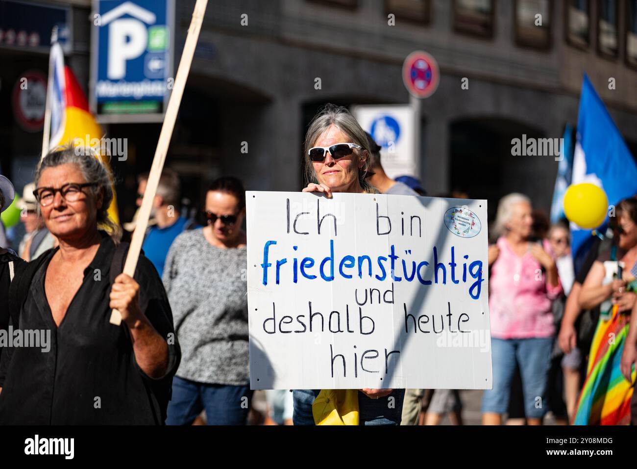 Munich, Allemagne. 01 Sep, 2024. Des milliers de personnes se sont rassemblées le 1er septembre 2024, à l'occasion du 85e anniversaire de l'invasion de la Pologne par l'Allemagne nazie et donc du début de la seconde Guerre mondiale, pour participer à la manifestation organisée par l'idéologie conspirationniste Munich se lève. Selon leurs propres déclarations, ils exigent, entre autres, la fin des sanctions contre la Russie, le non-déploiement de missiles à moyenne portée et l'absence de livraisons d'armes. (Photo de Alexander Pohl/Sipa USA) crédit : Sipa USA/Alamy Live News Banque D'Images