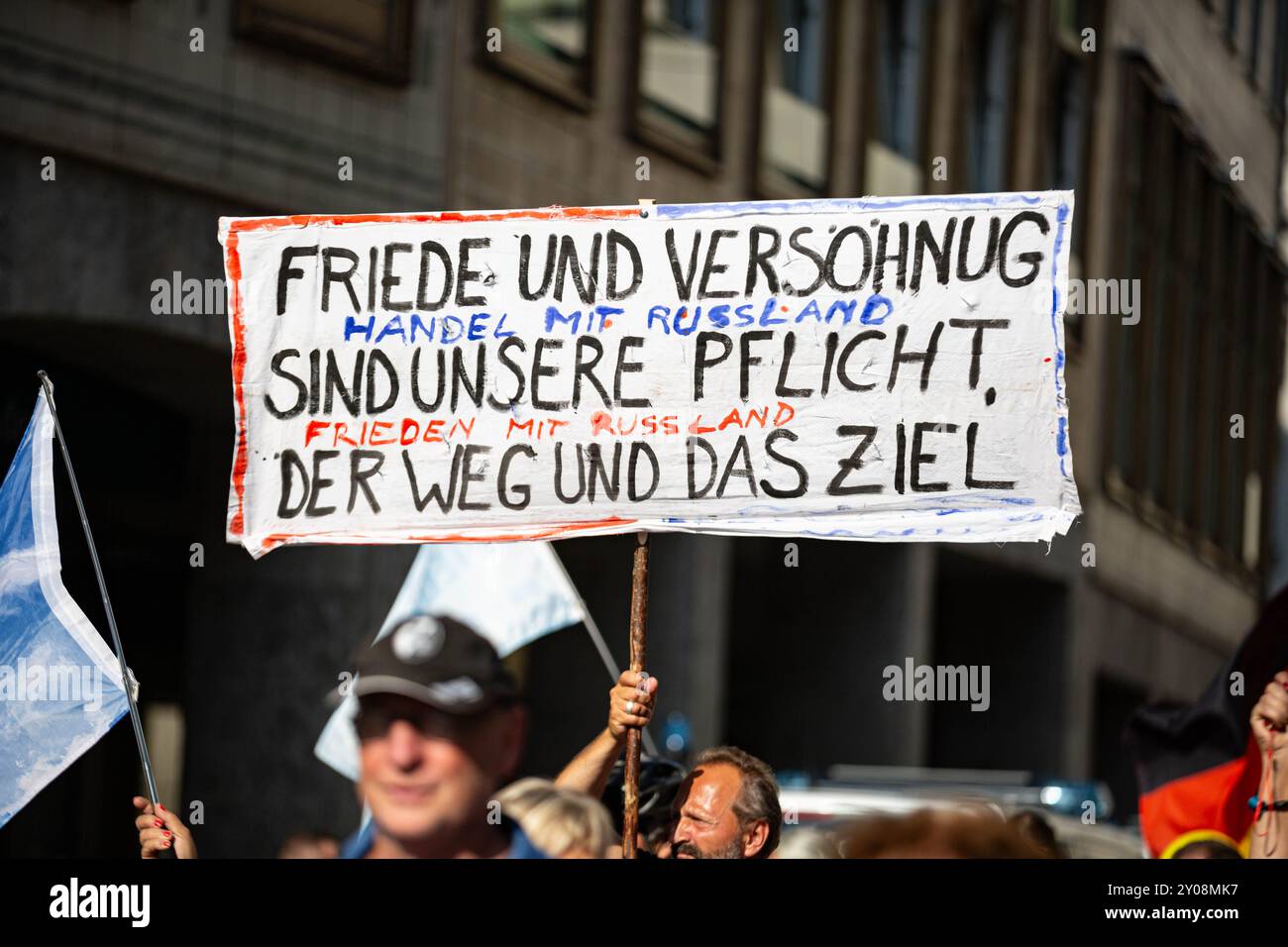 Munich, Allemagne. 01 Sep, 2024. Des milliers de personnes se sont rassemblées le 1er septembre 2024, à l'occasion du 85e anniversaire de l'invasion de la Pologne par l'Allemagne nazie et donc du début de la seconde Guerre mondiale, pour participer à la manifestation organisée par l'idéologie conspirationniste Munich se lève. Selon leurs propres déclarations, ils exigent, entre autres, la fin des sanctions contre la Russie, le non-déploiement de missiles à moyenne portée et l'absence de livraisons d'armes. (Photo de Alexander Pohl/Sipa USA) crédit : Sipa USA/Alamy Live News Banque D'Images