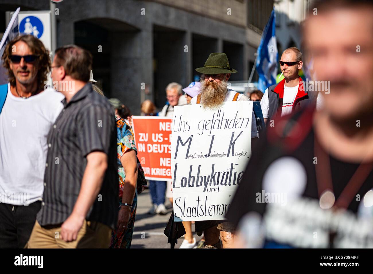 Munich, Allemagne. 01 Sep, 2024. Des milliers de personnes se sont rassemblées le 1er septembre 2024, à l'occasion du 85e anniversaire de l'invasion de la Pologne par l'Allemagne nazie et donc du début de la seconde Guerre mondiale, pour participer à la manifestation organisée par l'idéologie conspirationniste Munich se lève. Selon leurs propres déclarations, ils exigent, entre autres, la fin des sanctions contre la Russie, le non-déploiement de missiles à moyenne portée et l'absence de livraisons d'armes. (Photo de Alexander Pohl/Sipa USA) crédit : Sipa USA/Alamy Live News Banque D'Images