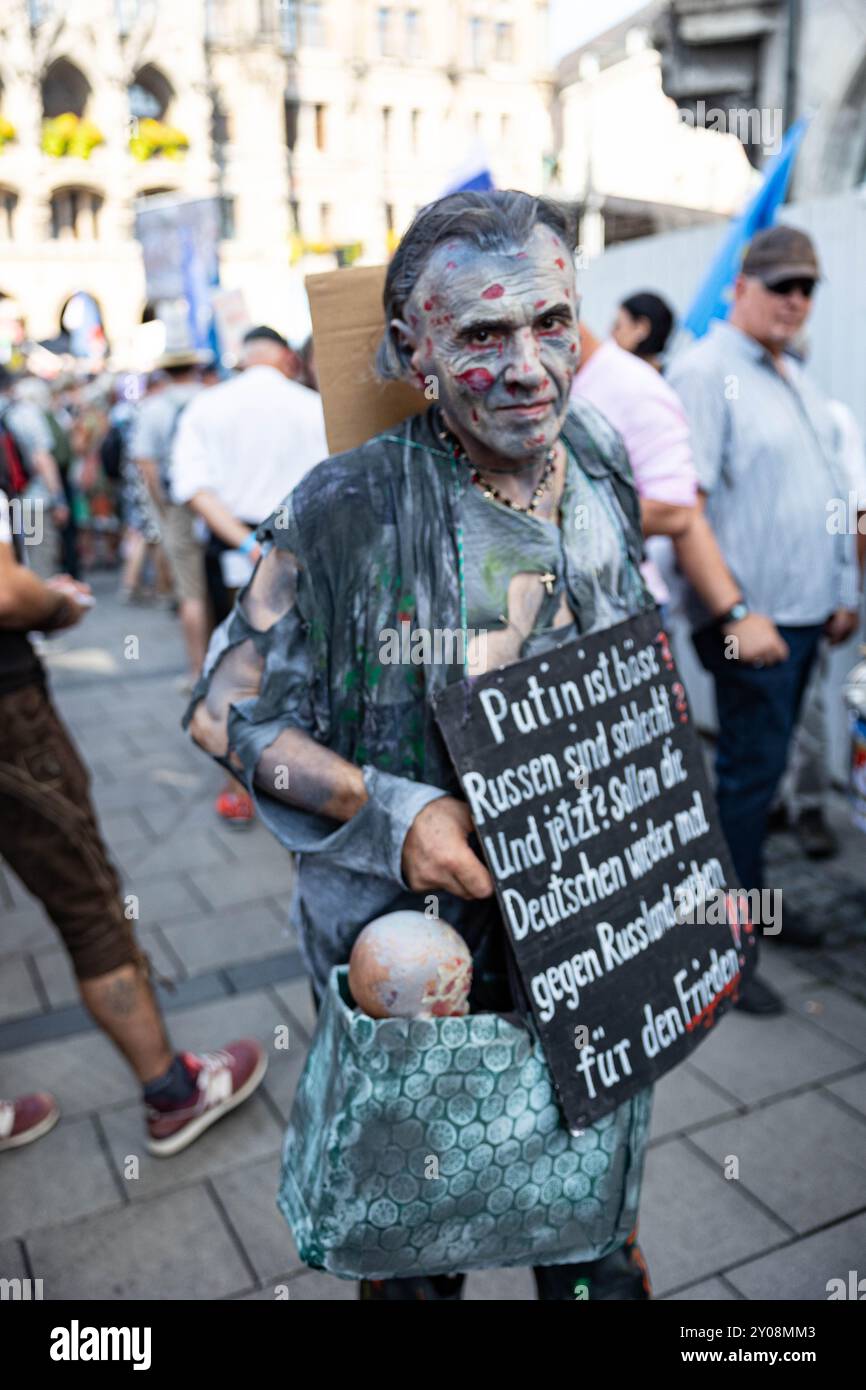 Munich, Allemagne. 01 Sep, 2024. Des milliers de personnes se sont rassemblées le 1er septembre 2024, à l'occasion du 85e anniversaire de l'invasion de la Pologne par l'Allemagne nazie et donc du début de la seconde Guerre mondiale, pour participer à la manifestation organisée par l'idéologie conspirationniste Munich se lève. Selon leurs propres déclarations, ils exigent, entre autres, la fin des sanctions contre la Russie, le non-déploiement de missiles à moyenne portée et l'absence de livraisons d'armes. (Photo de Alexander Pohl/Sipa USA) crédit : Sipa USA/Alamy Live News Banque D'Images