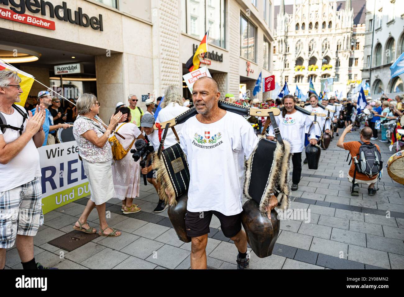 Munich, Allemagne. 01 Sep, 2024. Des milliers de personnes se sont rassemblées le 1er septembre 2024, à l'occasion du 85e anniversaire de l'invasion de la Pologne par l'Allemagne nazie et donc du début de la seconde Guerre mondiale, pour participer à la manifestation organisée par l'idéologie conspirationniste Munich se lève. Selon leurs propres déclarations, ils exigent, entre autres, la fin des sanctions contre la Russie, le non-déploiement de missiles à moyenne portée et l'absence de livraisons d'armes. (Photo de Alexander Pohl/Sipa USA) crédit : Sipa USA/Alamy Live News Banque D'Images