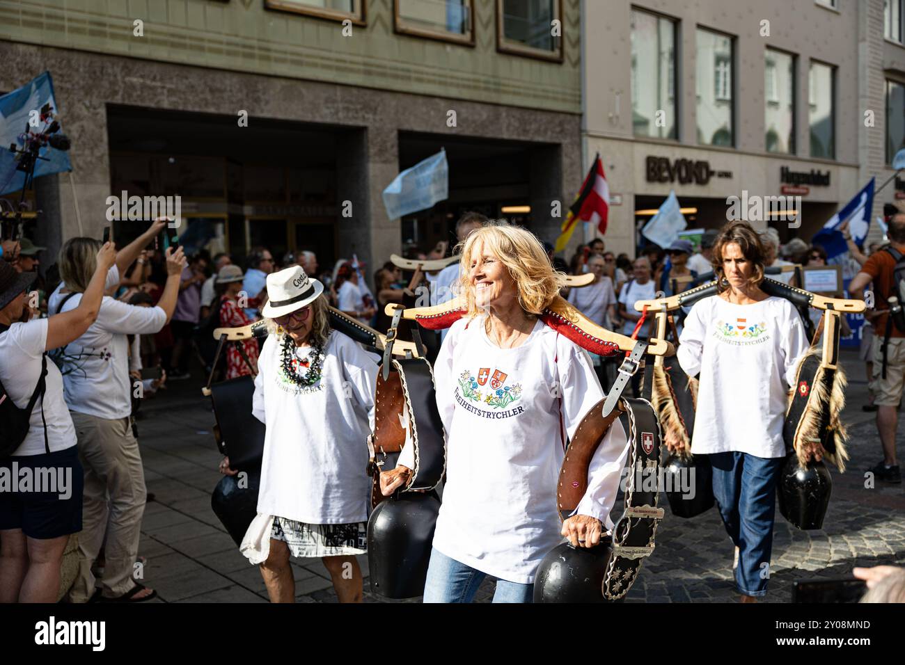 Munich, Allemagne. 01 Sep, 2024. Des milliers de personnes se sont rassemblées le 1er septembre 2024, à l'occasion du 85e anniversaire de l'invasion de la Pologne par l'Allemagne nazie et donc du début de la seconde Guerre mondiale, pour participer à la manifestation organisée par l'idéologie conspirationniste Munich se lève. Selon leurs propres déclarations, ils exigent, entre autres, la fin des sanctions contre la Russie, le non-déploiement de missiles à moyenne portée et l'absence de livraisons d'armes. (Photo de Alexander Pohl/Sipa USA) crédit : Sipa USA/Alamy Live News Banque D'Images