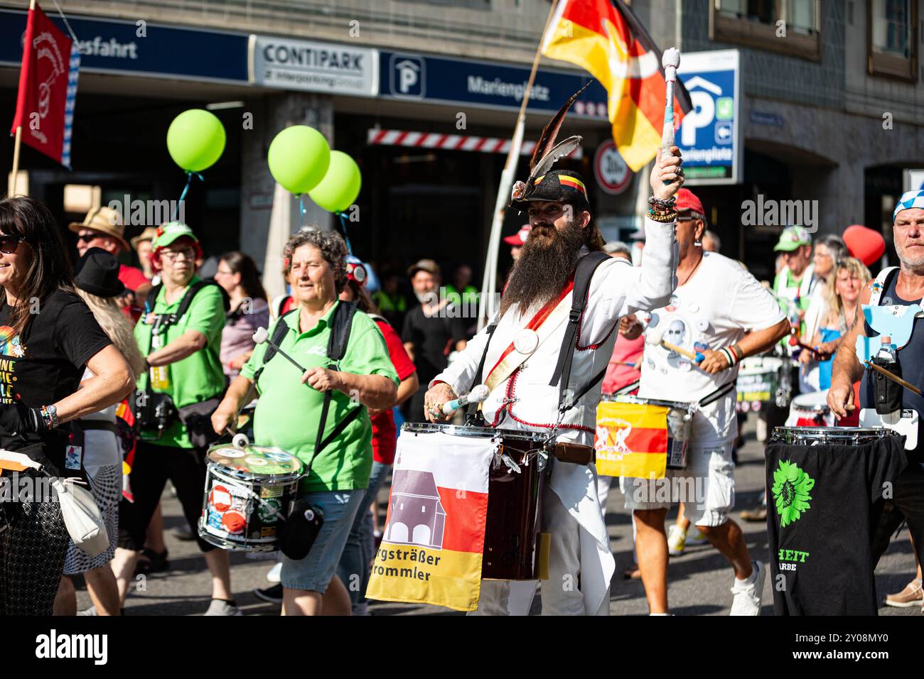 Munich, Allemagne. 01 Sep, 2024. Des milliers de personnes se sont rassemblées le 1er septembre 2024, à l'occasion du 85e anniversaire de l'invasion de la Pologne par l'Allemagne nazie et donc du début de la seconde Guerre mondiale, pour participer à la manifestation organisée par l'idéologie conspirationniste Munich se lève. Selon leurs propres déclarations, ils exigent, entre autres, la fin des sanctions contre la Russie, le non-déploiement de missiles à moyenne portée et l'absence de livraisons d'armes. (Photo de Alexander Pohl/Sipa USA) crédit : Sipa USA/Alamy Live News Banque D'Images