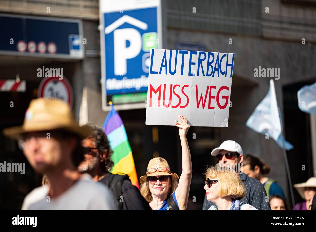 Munich, Allemagne. 01 Sep, 2024. Des milliers de personnes se sont rassemblées le 1er septembre 2024, à l'occasion du 85e anniversaire de l'invasion de la Pologne par l'Allemagne nazie et donc du début de la seconde Guerre mondiale, pour participer à la manifestation organisée par l'idéologie conspirationniste Munich se lève. Selon leurs propres déclarations, ils exigent, entre autres, la fin des sanctions contre la Russie, le non-déploiement de missiles à moyenne portée et l'absence de livraisons d'armes. (Photo de Alexander Pohl/Sipa USA) crédit : Sipa USA/Alamy Live News Banque D'Images