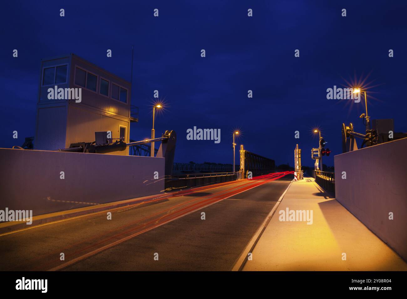 Route, qui mène au-dessus d'un pont levant moderne, la nuit Banque D'Images