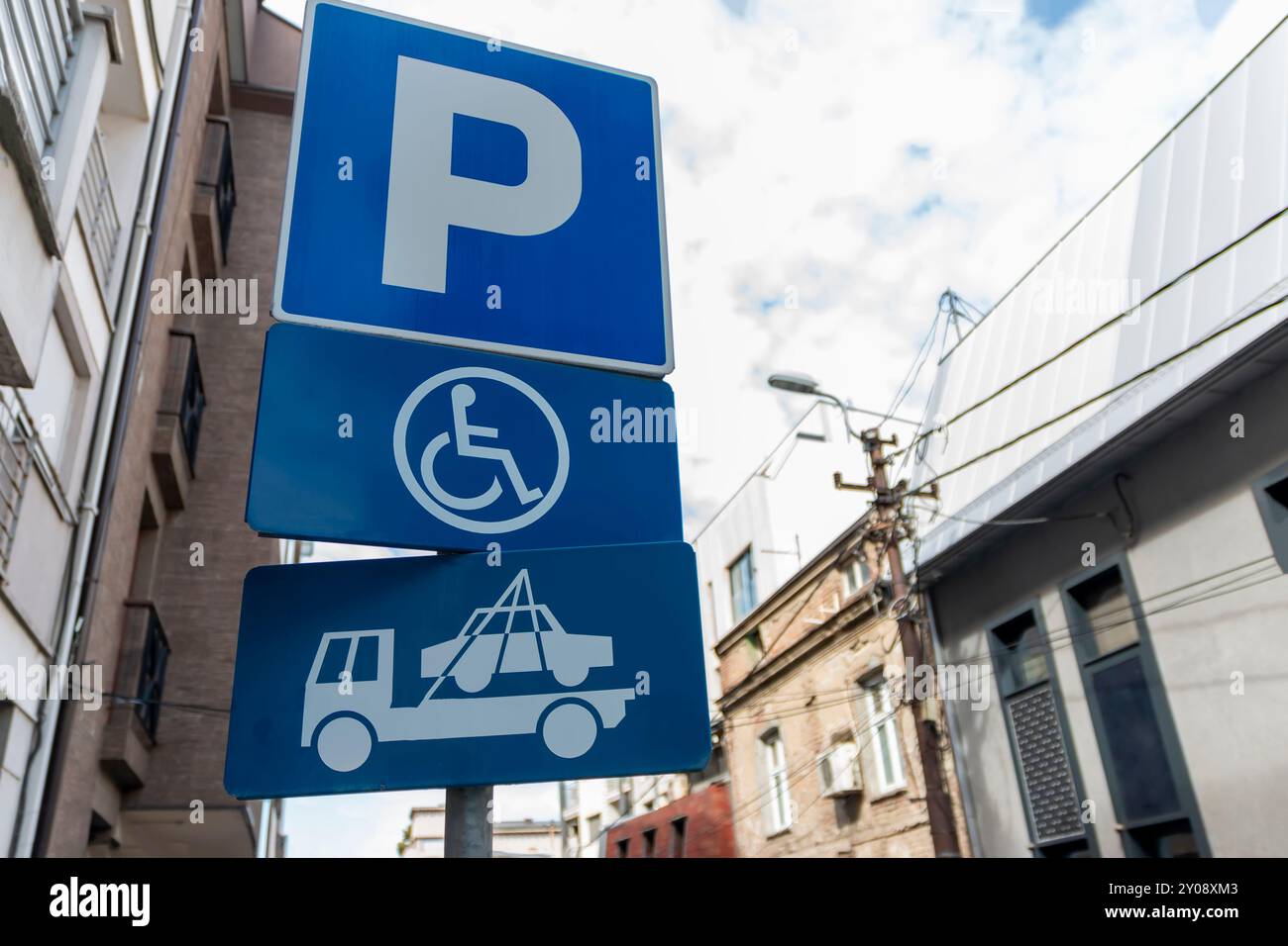 Parking réservé aux conducteurs handicapés. Espace de stationnement gratuit pour PWD ; indiqué par des marquages routiers et un panneau d'information. Espaces adaptés aux personnes handicapées. Po Banque D'Images