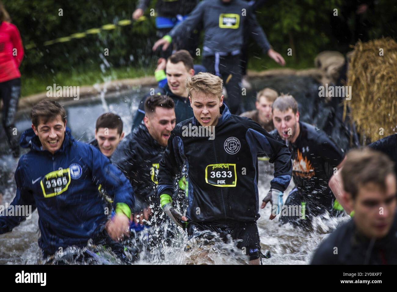 BERLIN, ALLEMAGNE, 18 MAI : participants au Zombie Run à Karlshorst le 18 mai 2014 à Berlin, Allemagne. Zombie run est un événement où les coureurs fuient fr Banque D'Images