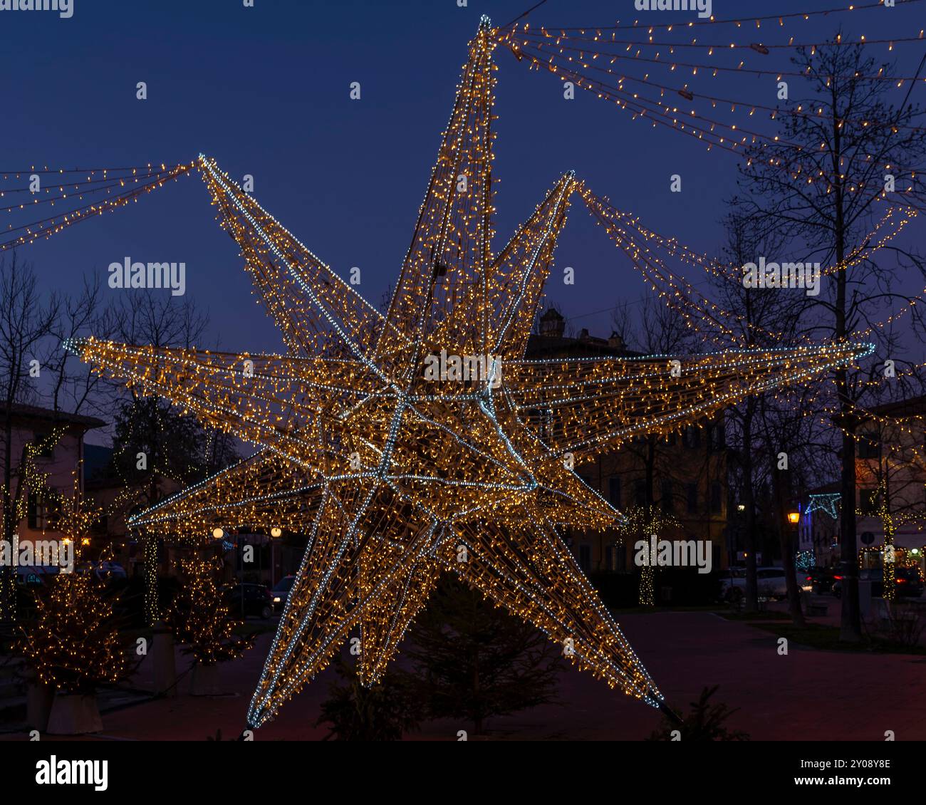 Une grande étoile de Noël décorée de nombreuses lumières est placée sur la place principale d'une ville pour célébrer les vacances, Bientina, Italie Banque D'Images