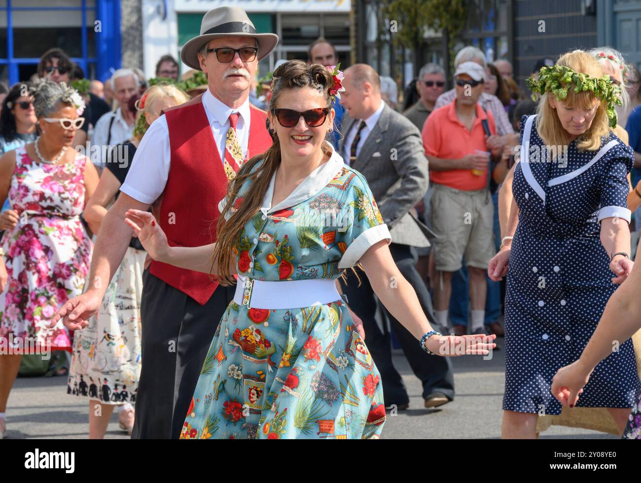 Faversham, Kent, Royaume-Uni. 1er septembre 2024. Deuxième jour du festival Anual Faversham Hop Festival célébré dans toute la ville avec musique, stands d'artisanat et danse Morris. Les danseurs de Chartham Hatch Lindy Hop dansent sur la musique de Glen Miller et autres crédit : Phil Robinson/Alamy Live News Banque D'Images