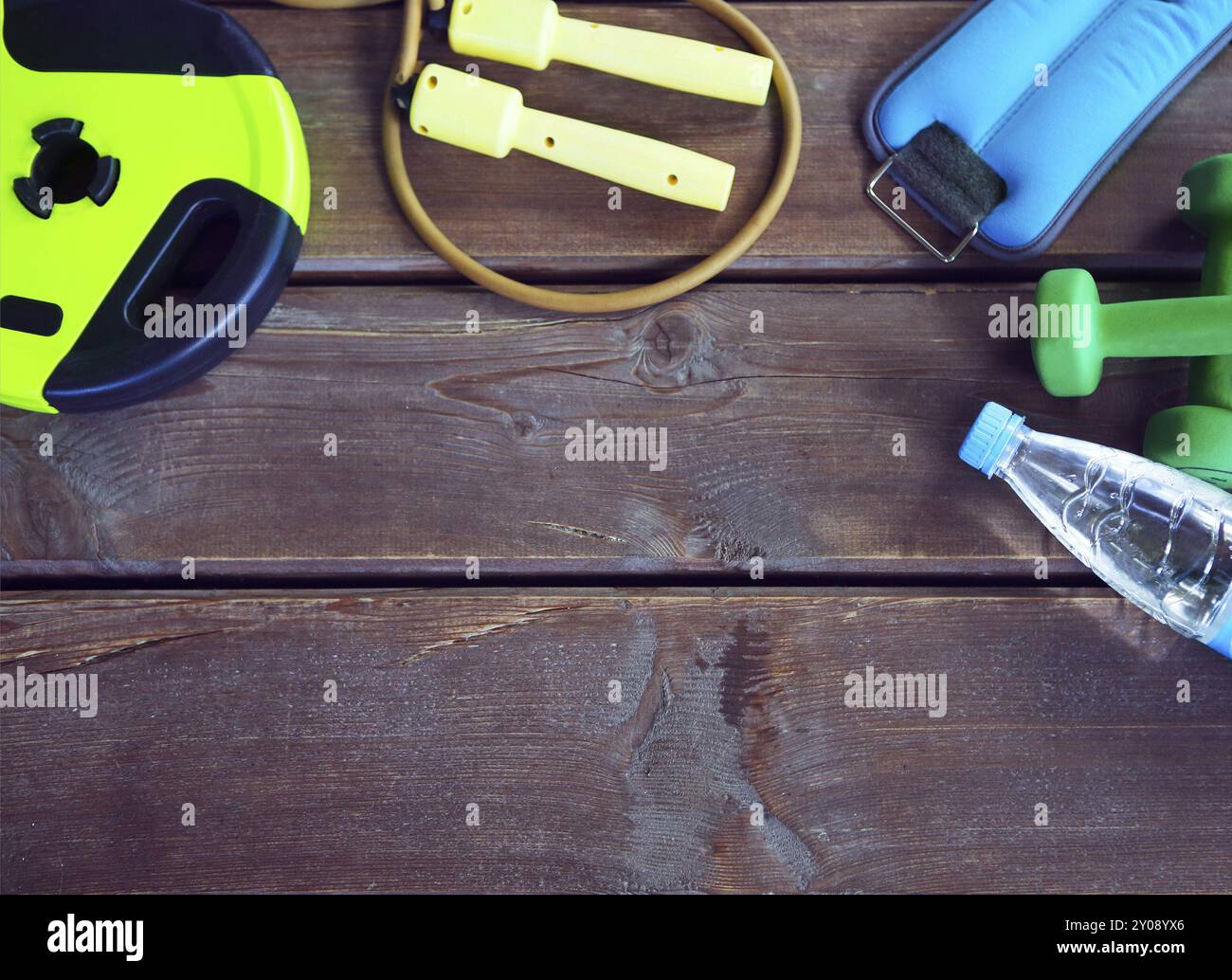 Les équipements de sport et de l'eau pure sur un fond de bois. Des articles de sport sur le fond en bois. Pour les activités sportives dans la salle de sport Banque D'Images