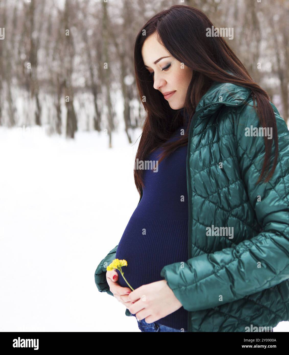 Belle Jeune femme enceinte dans les vêtements d'hiver en plein air Banque D'Images