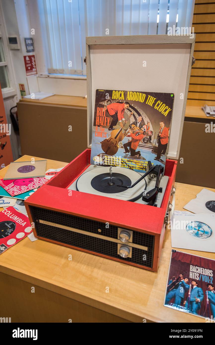 Morecambe's très populaire Vintage by the Sea festival 2024 avec un lecteur de disques vintage, rouge, Fidelity en exposition. Banque D'Images