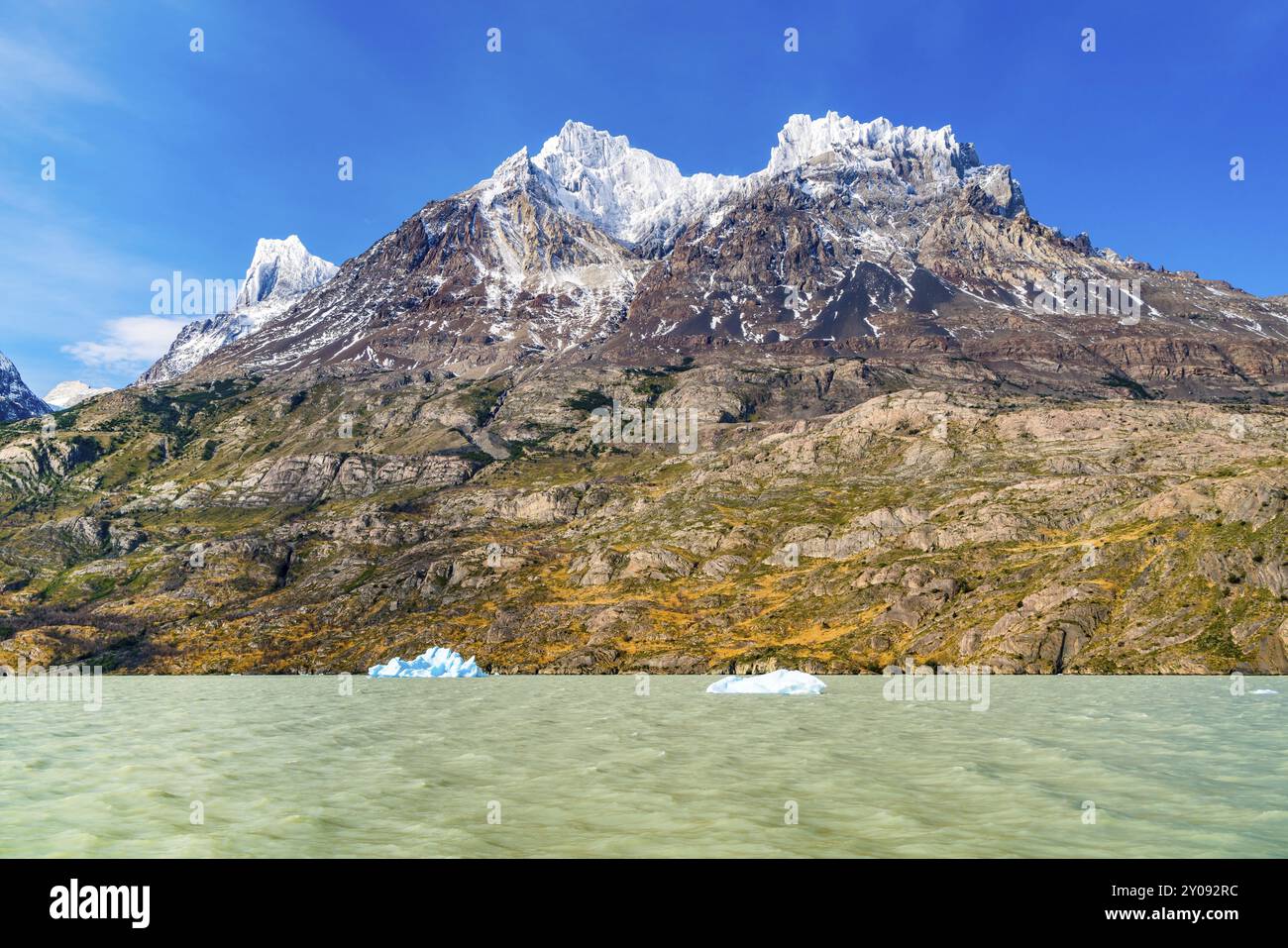 Vue sur la belle montagne neige avec Iceberg se détachent du glacier Grey flottant dans le lac gris au Parc National Torres del Paine au Chili Banque D'Images