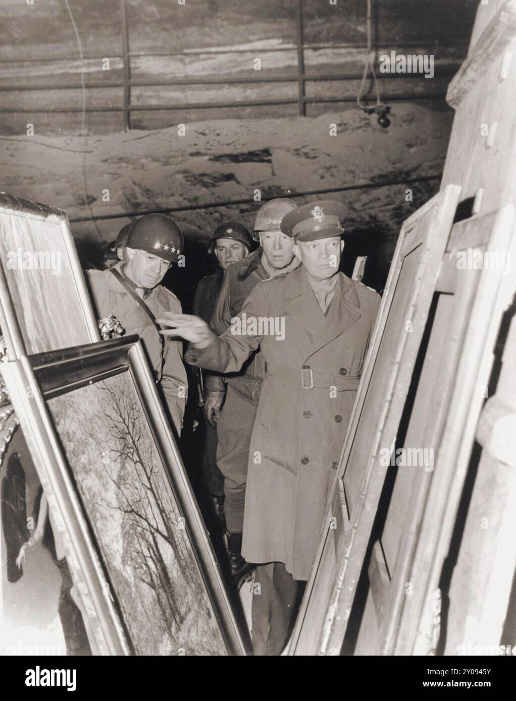 Le général Dwight D. Eisenhower, le général Omar Bradley (à gauche) et le général George S. Patton inspectent les trésors d'art volés cachés dans la mine de sel de Merkers. Banque D'Images