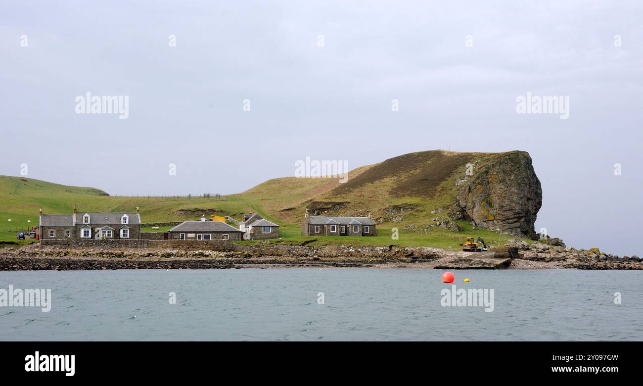 Photo de l'île de Sanda photographiée en 2012 : L'île privée de Sanda au large de la péninsule de Kintyre dans l'Argyll a été vendue selon des rapports L'île comprend sa propre taverne, sept maisons, un phare, une jetée, une cale, un héliport et plusieurs plages de sable. L'île est à 21 miles, par la mer, au sud de Campbeltown et à seulement 32 miles de Ballycastle en Irlande du Nord. Il a eu un certain nombre de propriétaires différents dans son histoire, y compris, en 1969, Jack Bruce, un membre du groupe de rock Cream. Il a également été rendu célèbre par le succès de Noël 1977 de Sir Paul McCartney et Wings Mull de Kin Banque D'Images