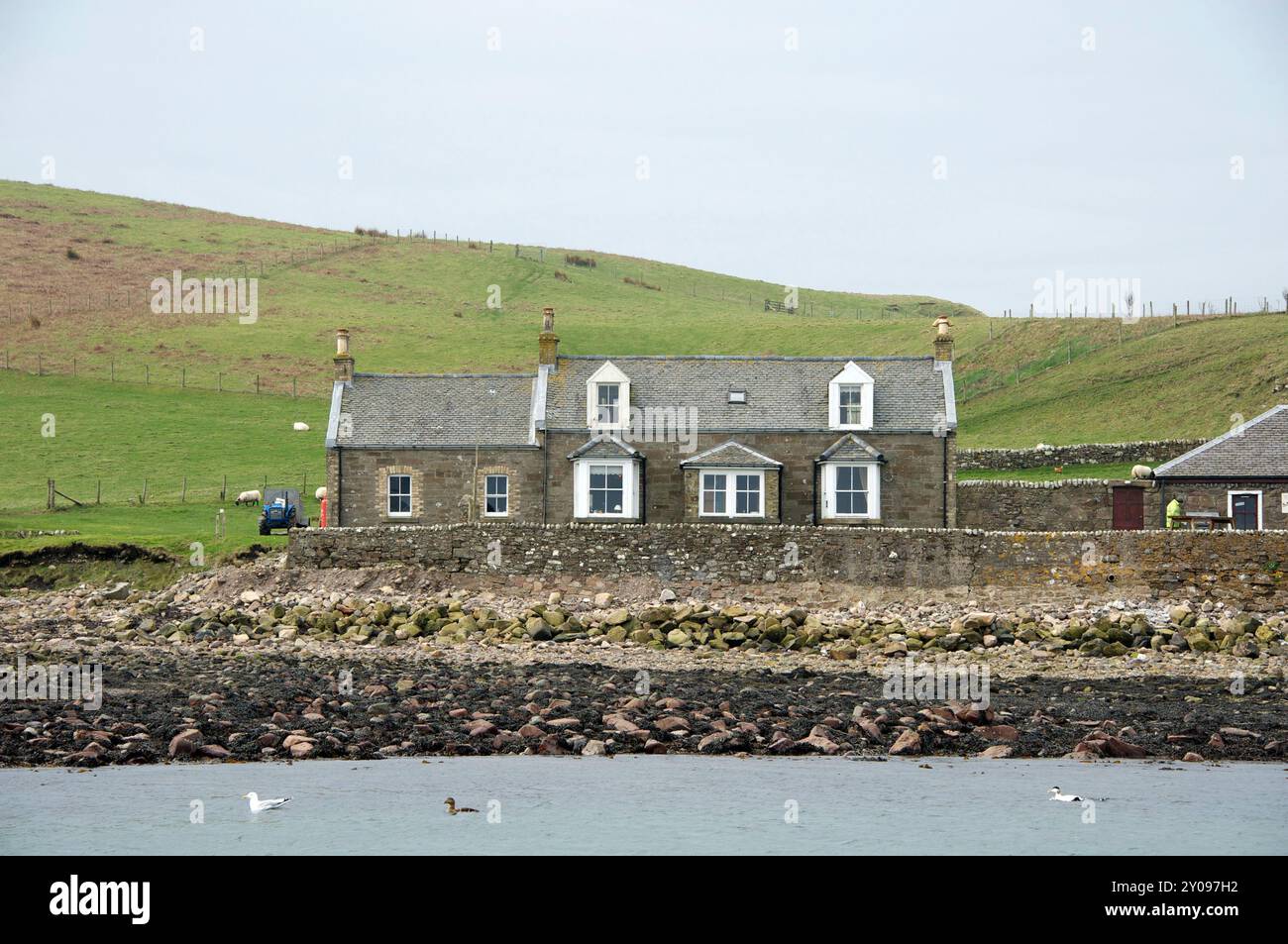 Photo de l'île de Sanda photographiée en 2012 : L'île privée de Sanda au large de la péninsule de Kintyre dans l'Argyll a été vendue selon des rapports L'île comprend sa propre taverne, sept maisons, un phare, une jetée, une cale, un héliport et plusieurs plages de sable. L'île est à 21 miles, par la mer, au sud de Campbeltown et à seulement 32 miles de Ballycastle en Irlande du Nord. Il a eu un certain nombre de propriétaires différents dans son histoire, y compris, en 1969, Jack Bruce, un membre du groupe de rock Cream. Il a également été rendu célèbre par le succès de Noël 1977 de Sir Paul McCartney et Wings Mull de Kin Banque D'Images