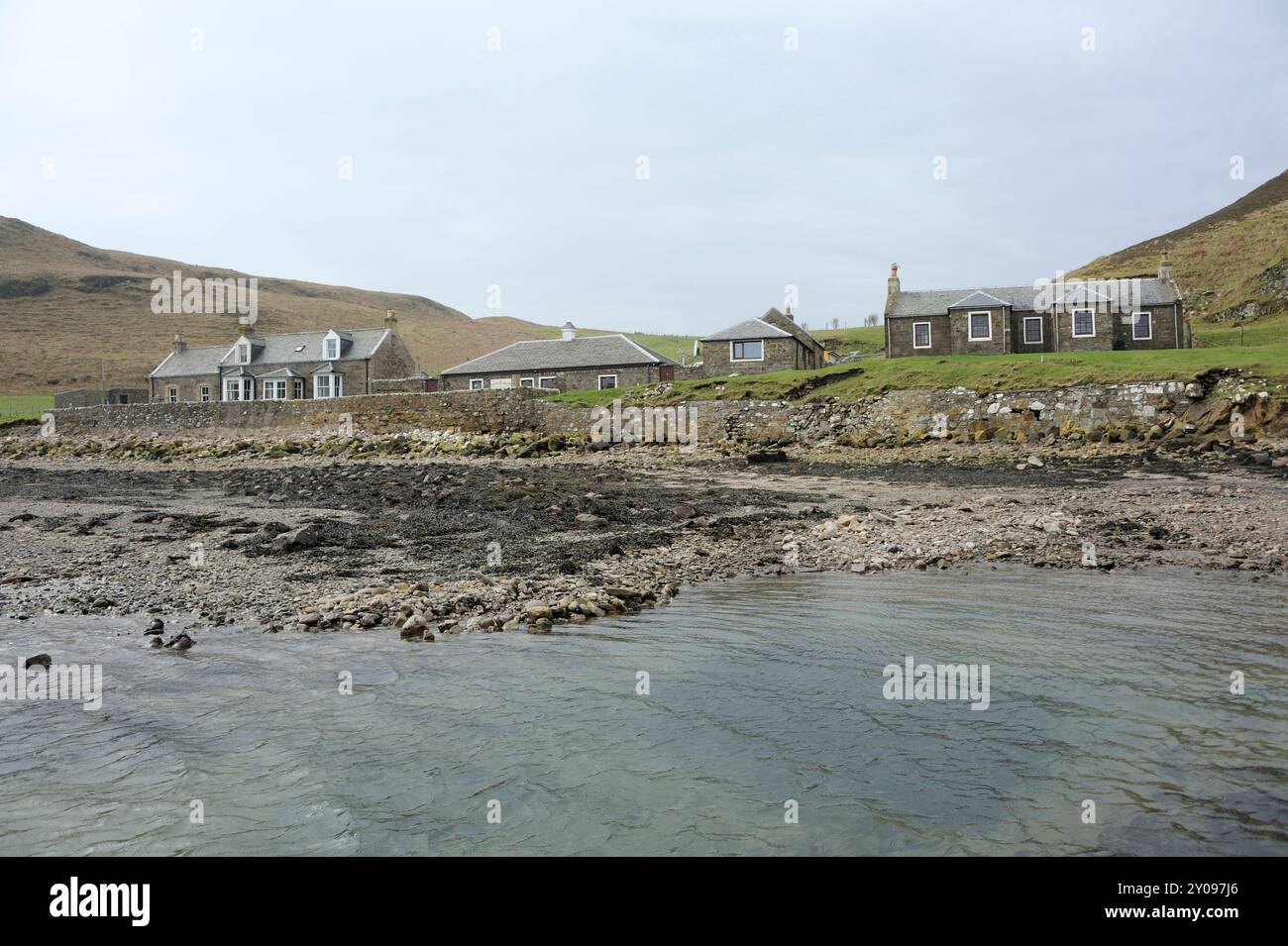 Photo de l'île de Sanda photographiée en 2012 : L'île privée de Sanda au large de la péninsule de Kintyre dans l'Argyll a été vendue selon des rapports L'île comprend sa propre taverne, sept maisons, un phare, une jetée, une cale, un héliport et plusieurs plages de sable. L'île est à 21 miles, par la mer, au sud de Campbeltown et à seulement 32 miles de Ballycastle en Irlande du Nord. Il a eu un certain nombre de propriétaires différents dans son histoire, y compris, en 1969, Jack Bruce, un membre du groupe de rock Cream. Il a également été rendu célèbre par le succès de Noël 1977 de Sir Paul McCartney et Wings Mull de Kin Banque D'Images