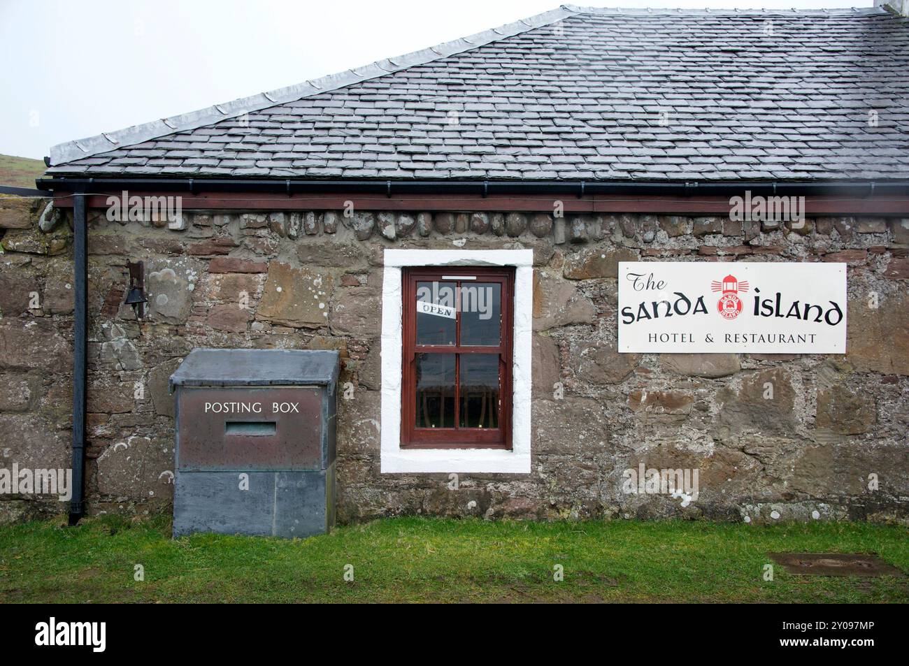 Photo de l'île de Sanda photographiée en 2012 : L'île privée de Sanda au large de la péninsule de Kintyre dans l'Argyll a été vendue selon des rapports L'île comprend sa propre taverne, sept maisons, un phare, une jetée, une cale, un héliport et plusieurs plages de sable. L'île est à 21 miles, par la mer, au sud de Campbeltown et à seulement 32 miles de Ballycastle en Irlande du Nord. Il a eu un certain nombre de propriétaires différents dans son histoire, y compris, en 1969, Jack Bruce, un membre du groupe de rock Cream. Il a également été rendu célèbre par le succès de Noël 1977 de Sir Paul McCartney et Wings Mull de Kin Banque D'Images