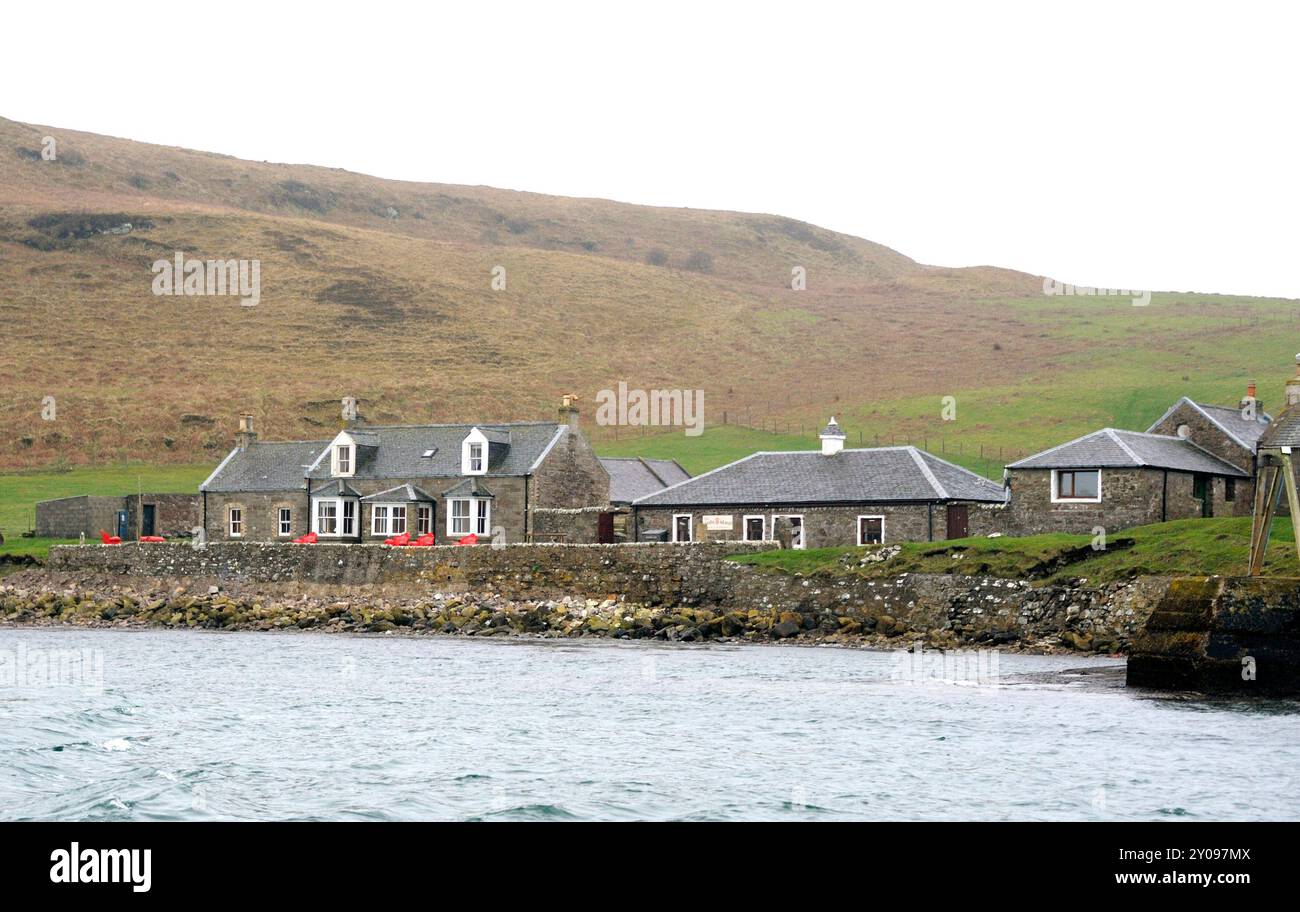 Photo de l'île de Sanda photographiée en 2012 : L'île privée de Sanda au large de la péninsule de Kintyre dans l'Argyll a été vendue selon des rapports L'île comprend sa propre taverne, sept maisons, un phare, une jetée, une cale, un héliport et plusieurs plages de sable. L'île est à 21 miles, par la mer, au sud de Campbeltown et à seulement 32 miles de Ballycastle en Irlande du Nord. Il a eu un certain nombre de propriétaires différents dans son histoire, y compris, en 1969, Jack Bruce, un membre du groupe de rock Cream. Il a également été rendu célèbre par le succès de Noël 1977 de Sir Paul McCartney et Wings Mull de Kin Banque D'Images