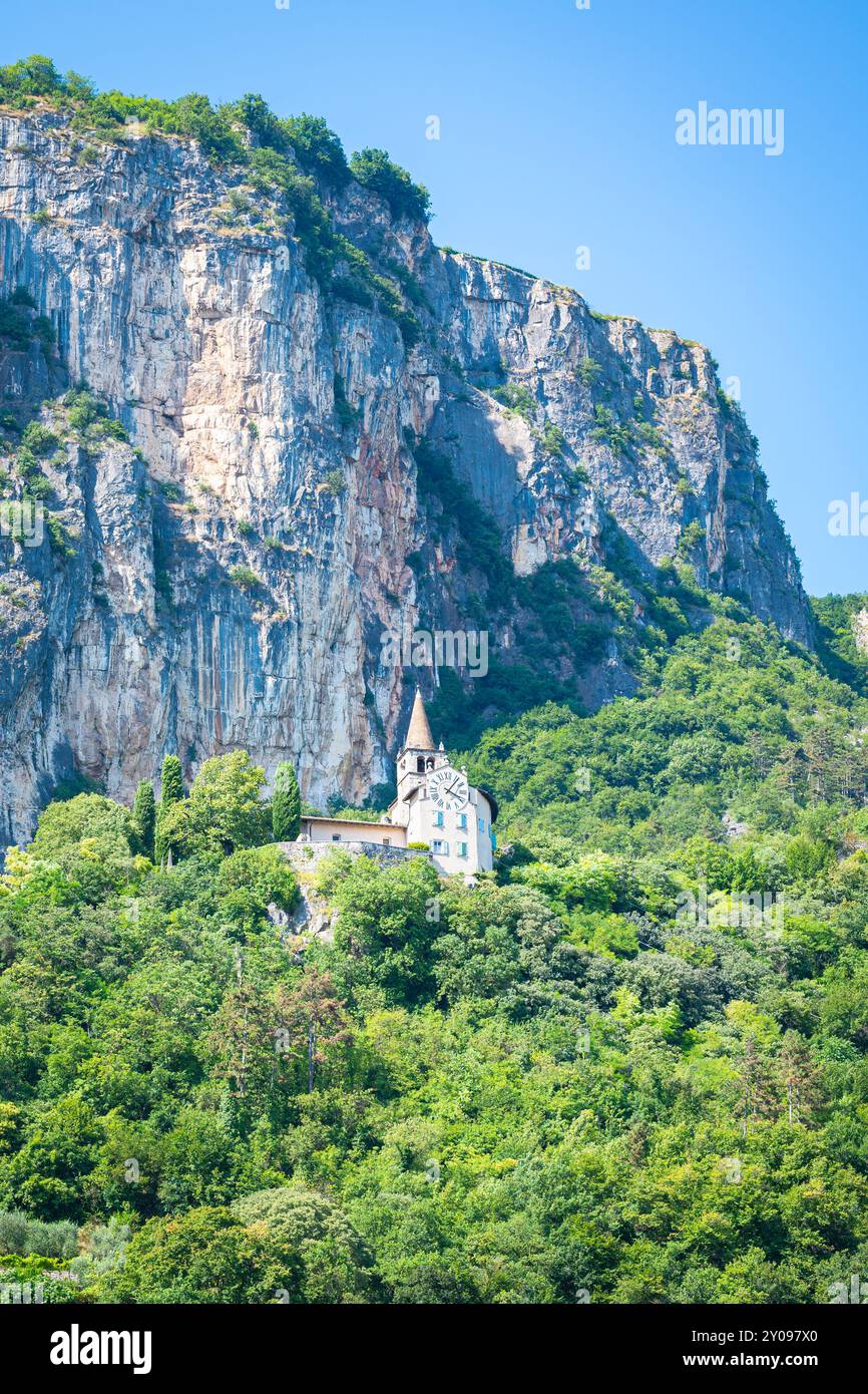 Sanctuaire de Monte Albano avec falaise abrupte en arrière-plan près du village de Mori, province de trente, Italie. Banque D'Images