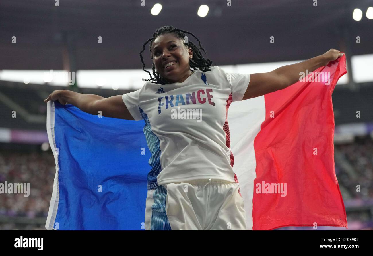 Stade de France, Paris, France. 01 Sep, 2024. La française Gloria Agblemagnon célèbre sa victoire d'argent en finale F20 lors des Jeux paralympiques de Paris 2024 au stade de France, Paris, France. Ulrik Pedersen/CSM (image crédit : © Ulrik Pedersen/Cal Sport Media). Crédit : csm/Alamy Live News Banque D'Images