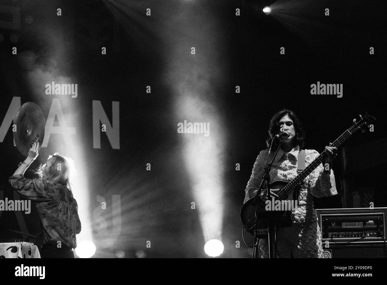 ISLET, CONCERT, 2024 : Emma Daman Thomas chanteuse et bassiste du groupe pop psychédélique gallois ISLET jouant sur la Walled Garden Stage. Premier jour du Green Man Festival 2024 au Glanusk Park, Brecon, pays de Galles. Photo : Rob Watkins. INFO : Islet est un groupe gallois connu pour sa musique innovante et défiant les genres qui mélange rock psychédélique, pop expérimentale et éléments électroniques. Leur son dynamique se caractérise par une approche libre, créant des paysages sonores immersifs et imprévisibles et des performances live captivantes. Banque D'Images