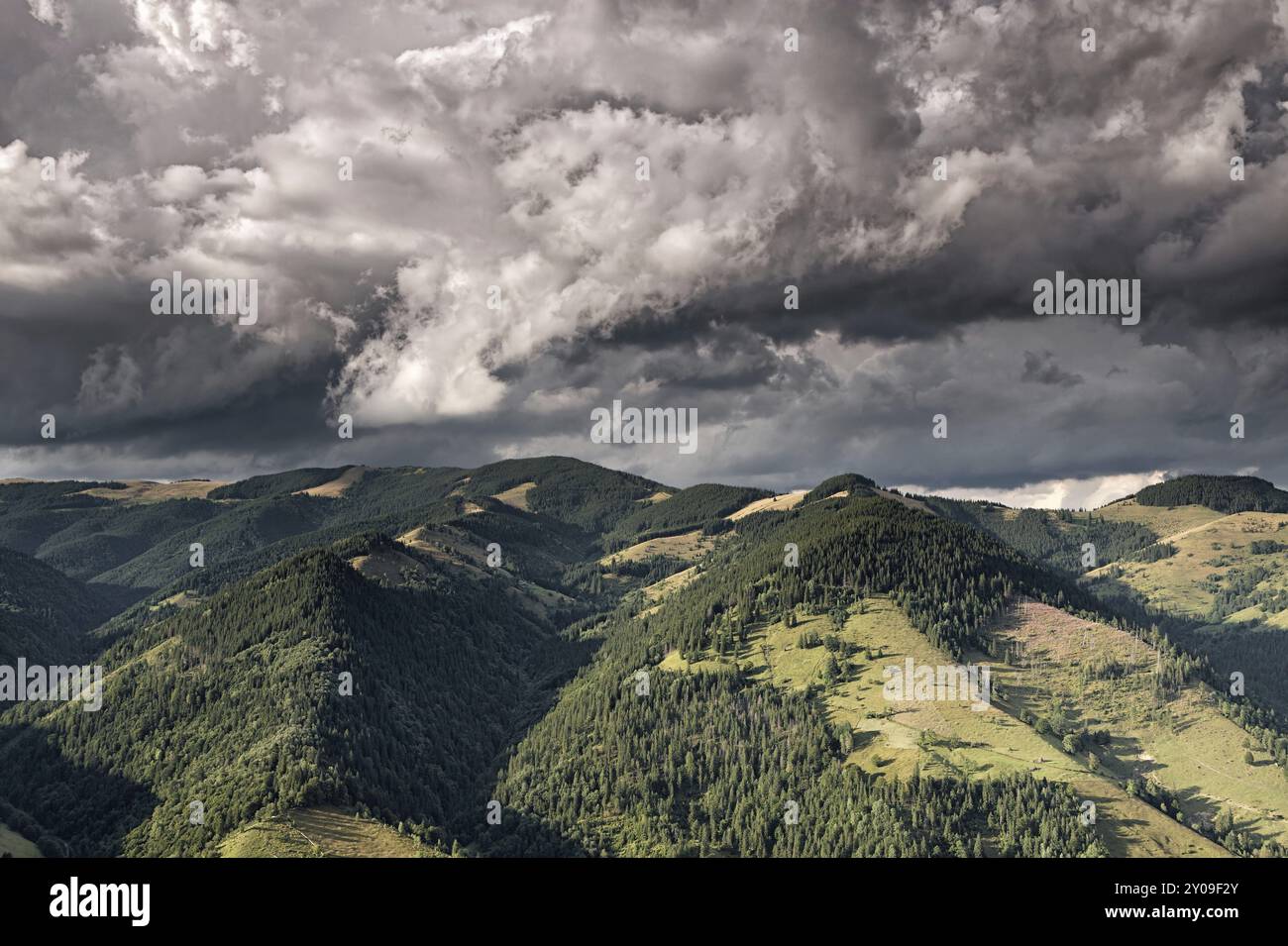 Vallée de montagne avec des nuages de pluie sombres. Montagnes des Carpates, Ukraine, Europe Banque D'Images