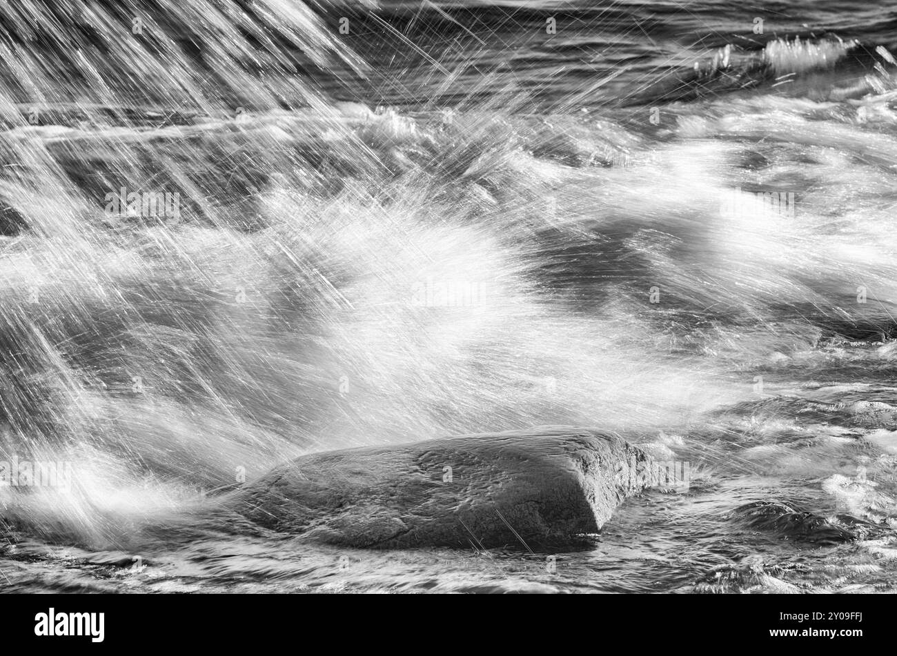 Surf éclaboussures contre les rochers sur la rive du lac Vaenern, Vaermland, Suède, mai 2012, Europe Banque D'Images