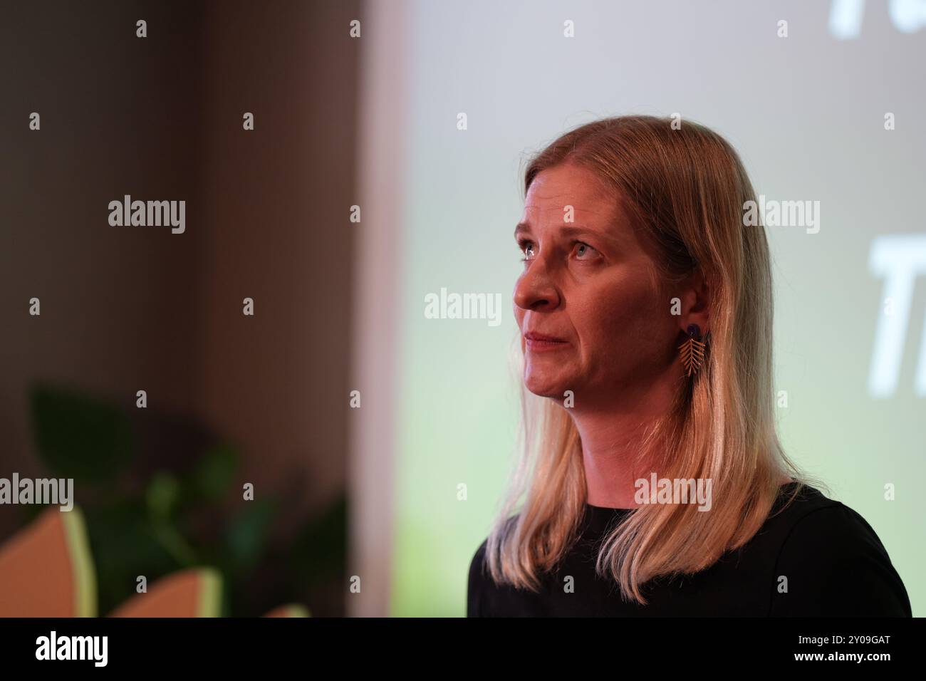 Erfurt, Allemagne. 01 Sep, 2024. Madeleine Henfling (Alliance 90/les Verts), membre du duo des meilleurs candidats du Parti Vert, réagit après la publication des premières prévisions pour les élections d'État en Thuringe au sein du parti électoral du Parti Vert. Les élections d'État en Thuringe ont eu lieu dimanche. Crédit : David Breidert/dpa/Alamy Live News Banque D'Images