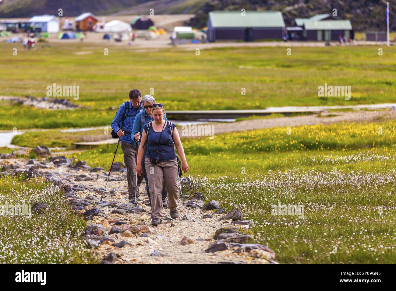 LANDMANNALAUGAR, ISLANDE, 09 JUILLET : les touristes de randonnée marchent sur un chemin qui mène à un camping le 09 juillet 2013 à Landmannalaugar, Islande, Europe Banque D'Images