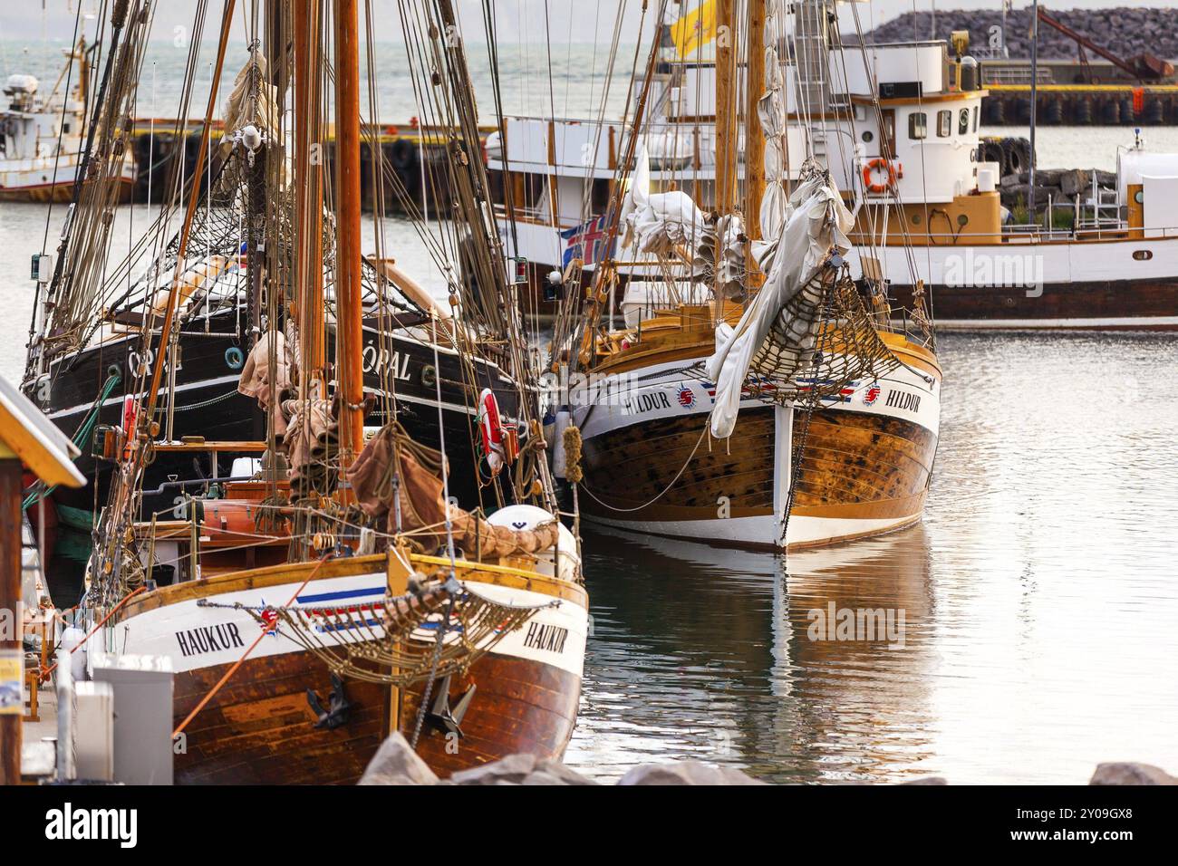 HUSAVIK, ISLANDE, JUIN 29 : goélettes d'observation des baleines ancrées au lever du soleil dans le port de Husavik et dans les montagnes en arrière-plan le 29 juin 2013 à Husavik, Banque D'Images