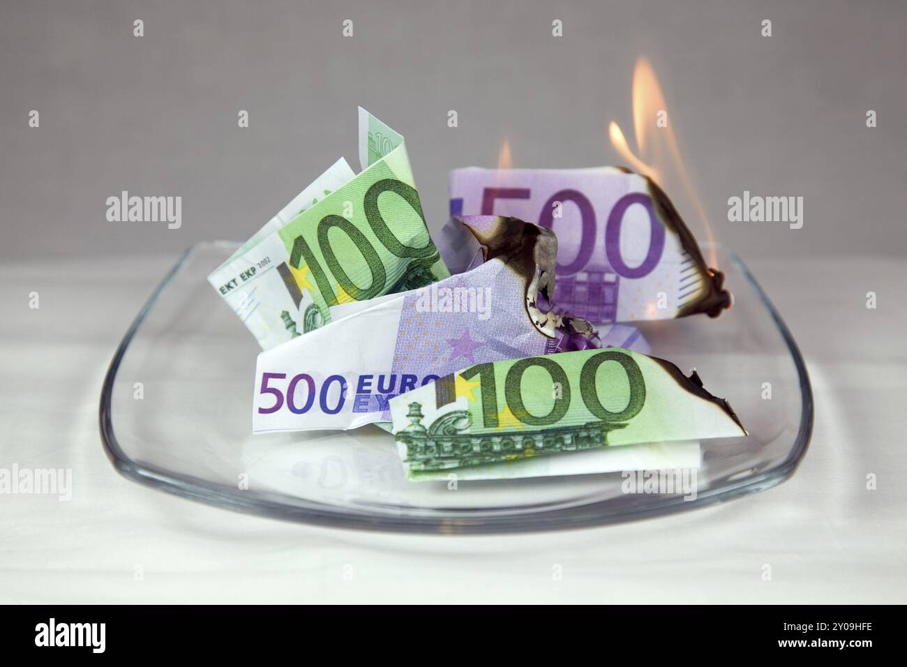 Les billets de banque dans un bol sont allumés Banque D'Images