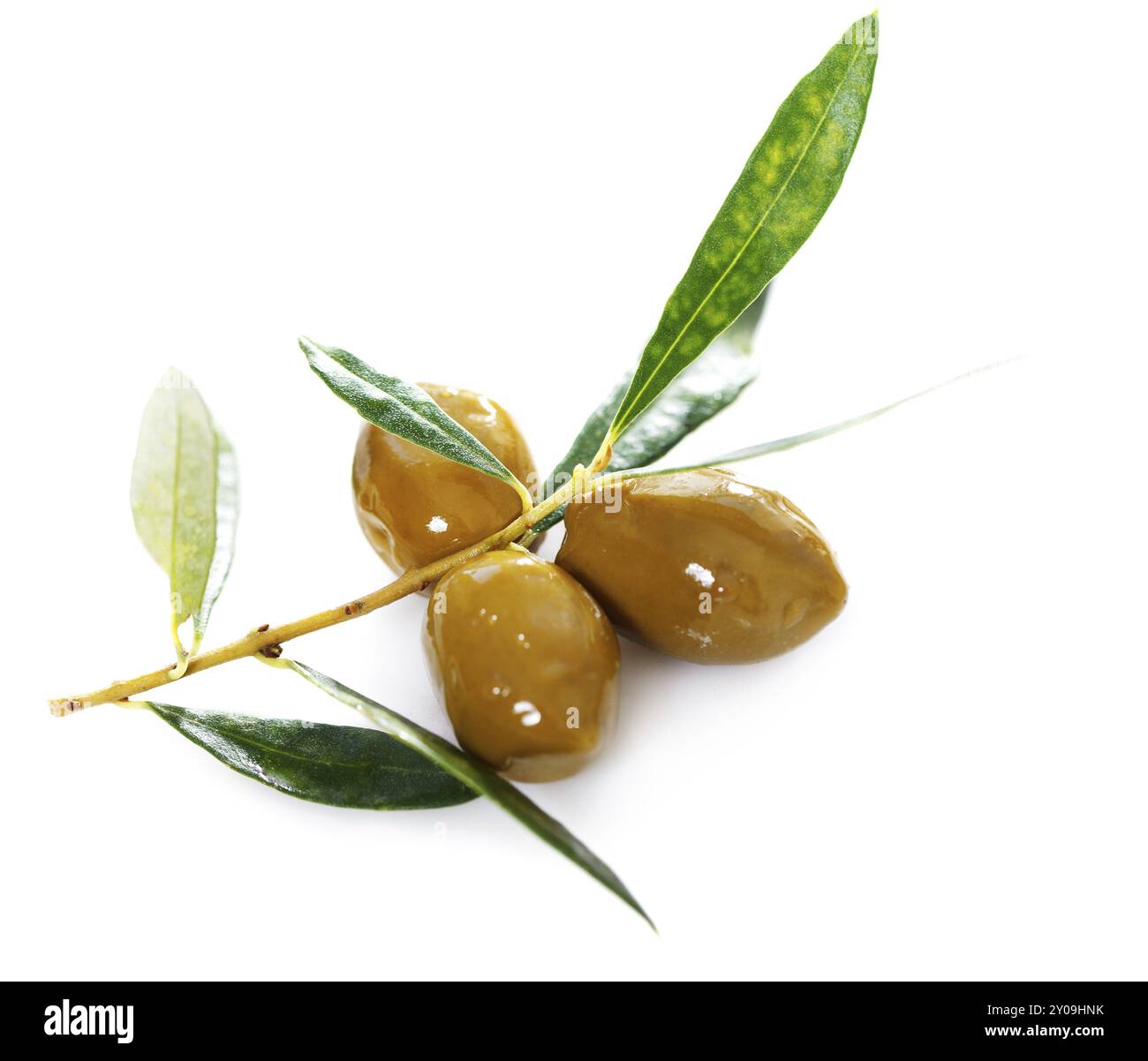 Olives vertes mûres avec des feuilles sur fond blanc Banque D'Images