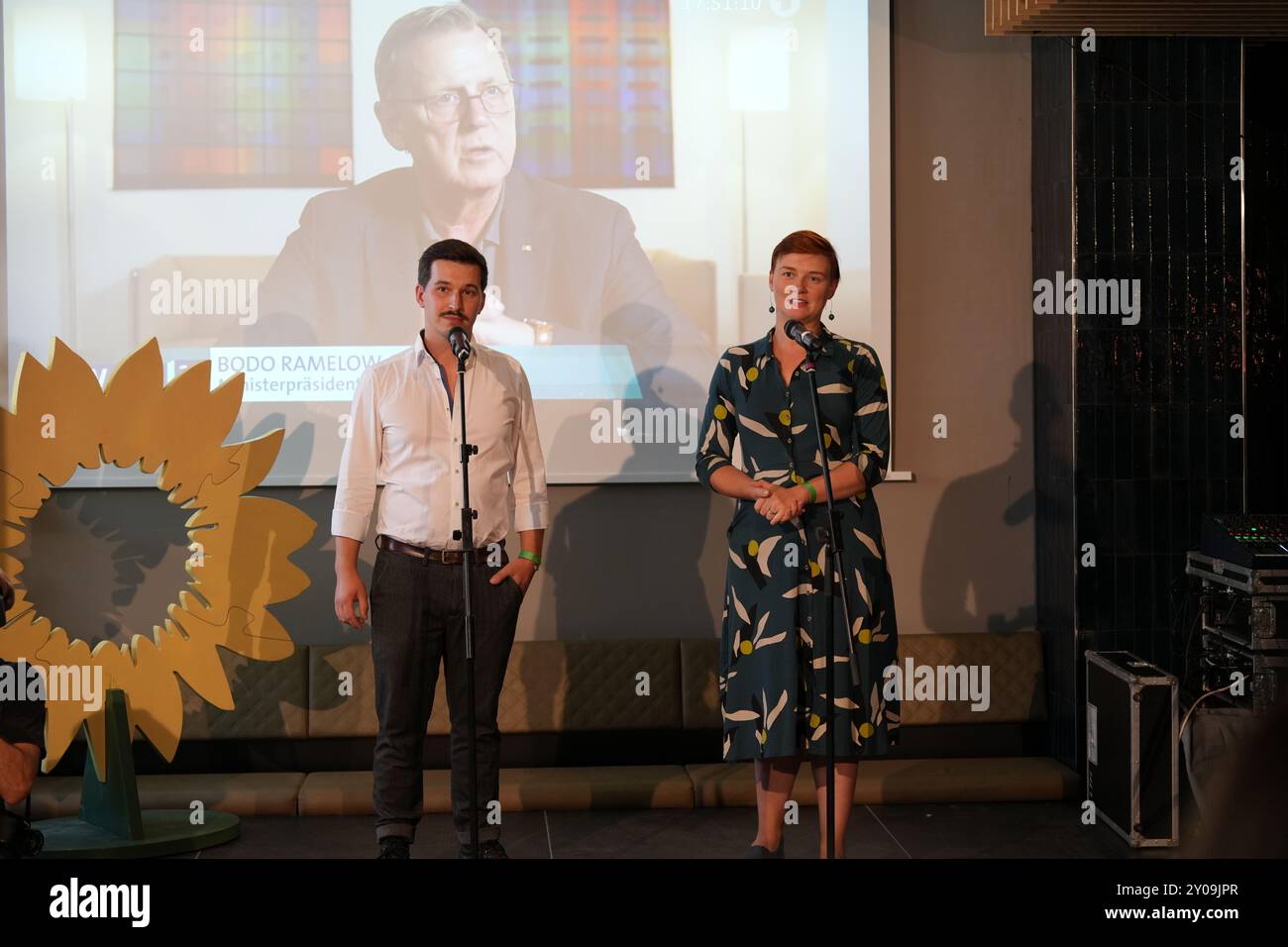 Erfurt, Allemagne. 01 Sep, 2024. Ann-Sophie Bohm (Bündnis 90/Die Grünen, R), et Max Reschke (Bündnis 90/Die Grünen, ), duo de candidats verts, interviennent après la publication des premières prévisions pour les élections d'État en Thuringe au parti des Verts. Les élections d'État en Thuringe ont eu lieu dimanche. Crédit : David Breidert/dpa/Alamy Live News Banque D'Images