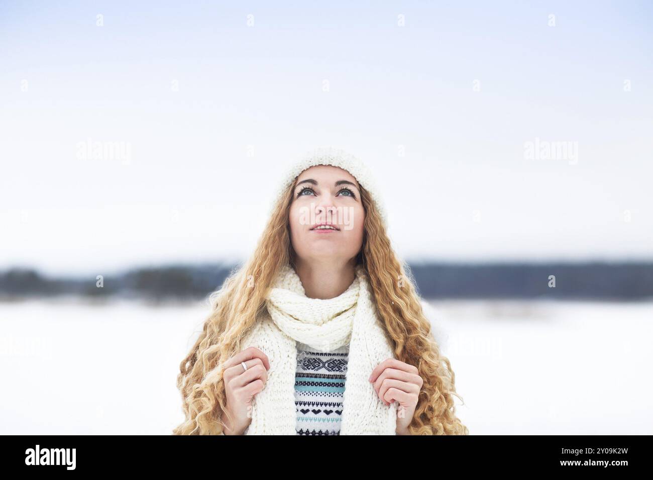 Jolie jeune femme en hiver en plein air, Carélie, Russie, Europe Banque D'Images