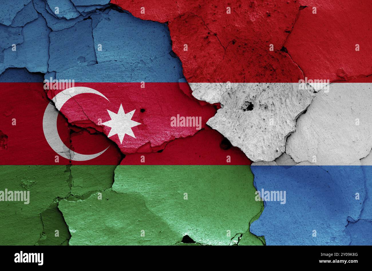 Drapeaux de l'Azerbaïdjan et du Luxembourg peints sur un mur fissuré Banque D'Images Drapeaux de l'Azerbaïdjan et du Luxembourg peints sur un mur fissuré Banque D'Images