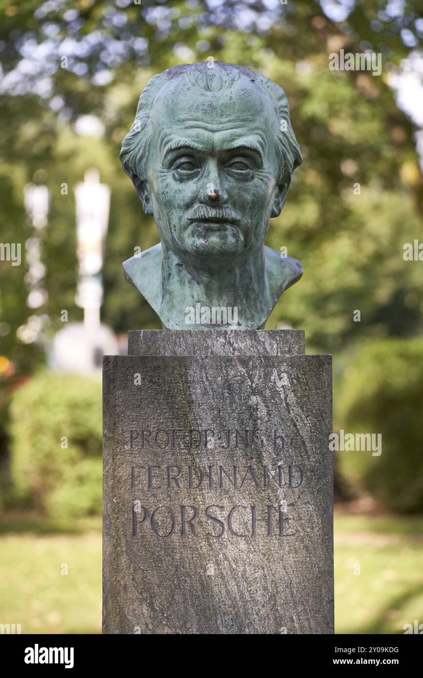 Buste du Professeur Ferdinand Porsche, Porsche Park, Gmuend, Carinthie, Autriche, Europe Banque D'Images