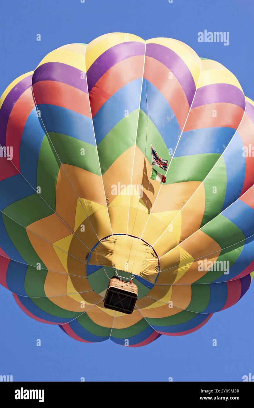 Ballon à air chaud de couleur en vol vu du dessous contre un ciel bleu Banque D'Images